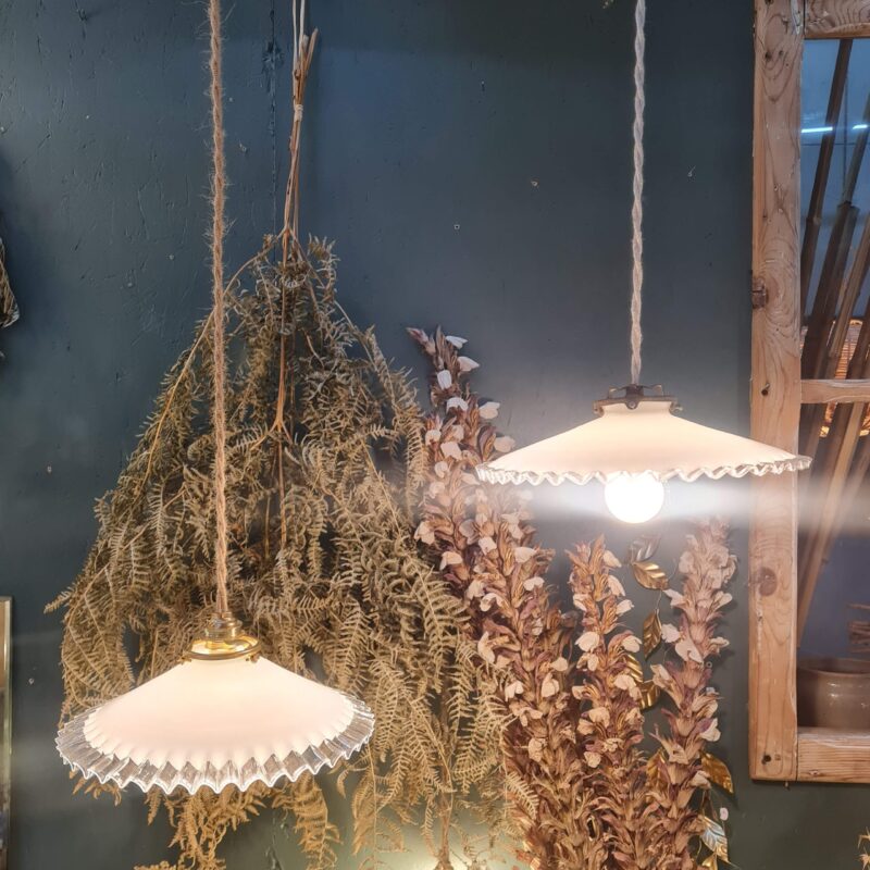 Suspension en opaline ancienne Suspension en opaline ancienne