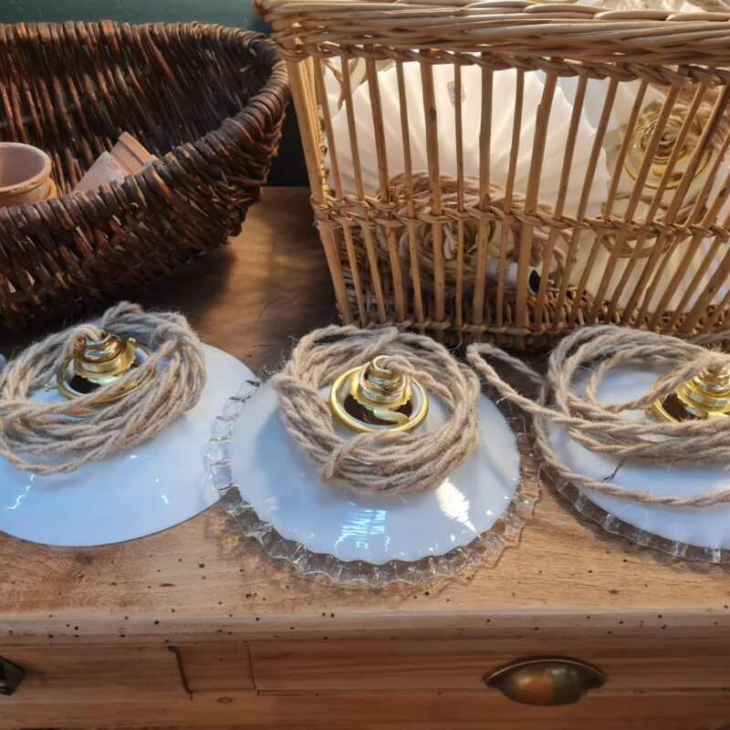 Suspension en opaline ancienne Suspension en opaline ancienne