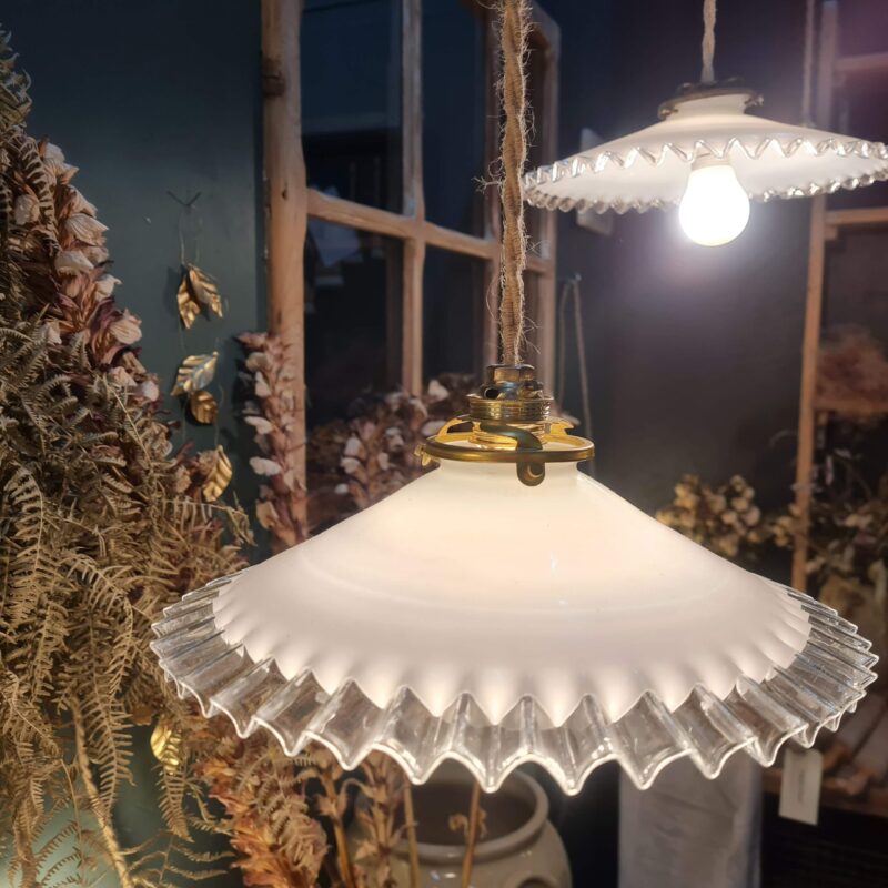 Suspension en opaline ancienne disponible chez Chemin des clos - Marine Bigatin brocante et décoration Boutique de brocante et décoration Chemin des Clos - Marine Bigatin