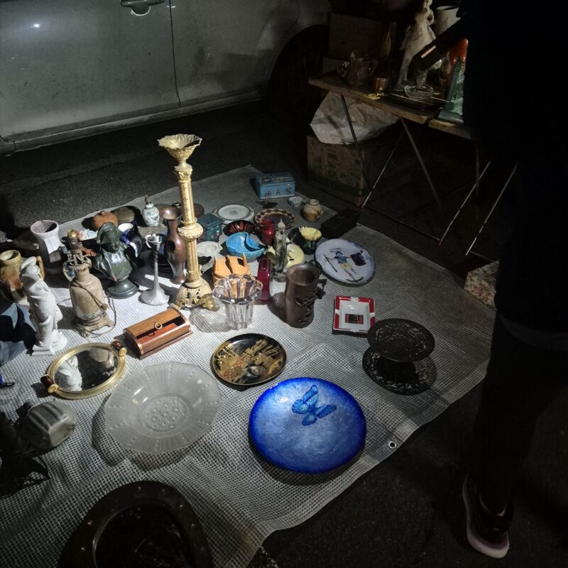 Chiner dans les villages tôt le matin nécessite une bonne lampe torche.