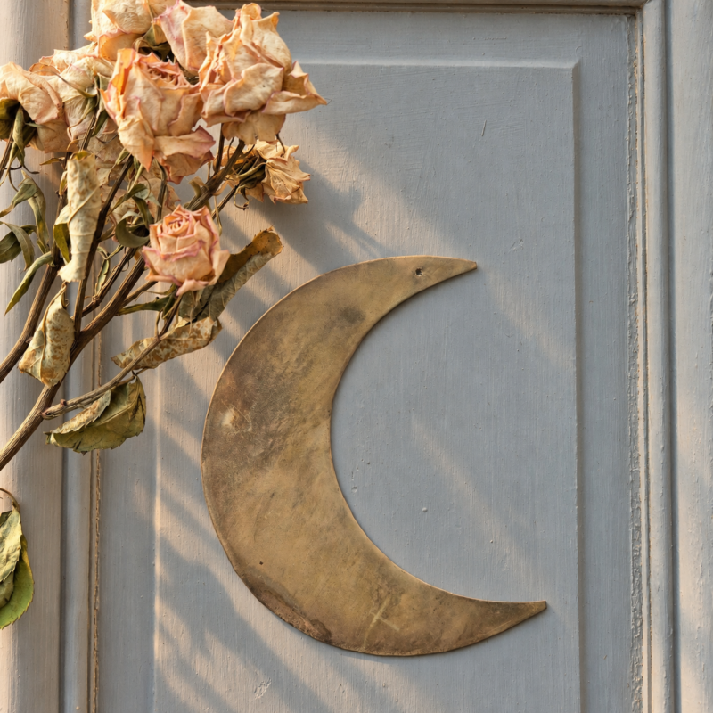 Lune Céleste en métal – une décoration murale artisanale inspirée du ciel. Lune décorative en métal Céleste – Naman Project